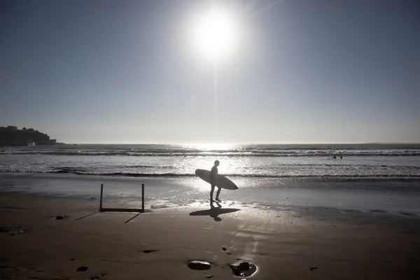Surfista camina por la playa — Foto de Stock