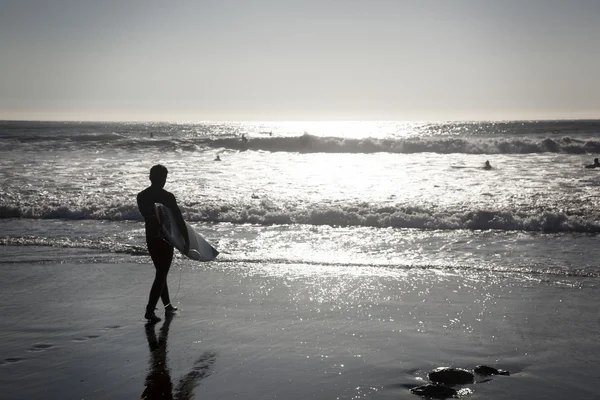 Surfista camina por la playa — Foto de Stock