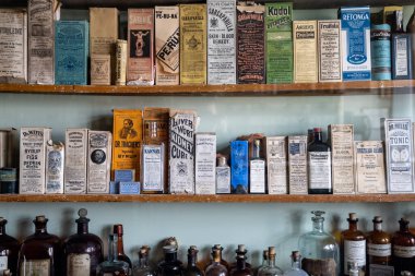 South Park City, Colorado - 16 Eylül 2020 Hayalet Kasabası 'ndaki eczane eczanesinde çeşitli antika ilaç ve tedavilerin sergilenmesi