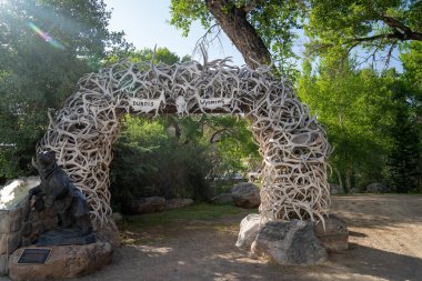 Dubois, Wyoming - 26 Temmuz 2020: Şehir merkezindeki geyik boynuzu kemeri