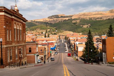 Sakat Deresi, Colorado - 16 Eylül 2020: Rocky Dağları 'nın yükseklerinde altın madenciliğiyle bilinen turist kumarhanesinin şehir merkezi manzarası