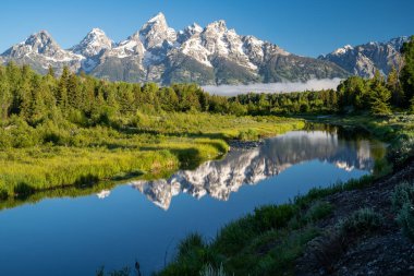 Schwabacher sabahın erken saatlerinde Grand Teton Ulusal Parkı 'na indi. Su deresinde dağ yansımaları vardı.