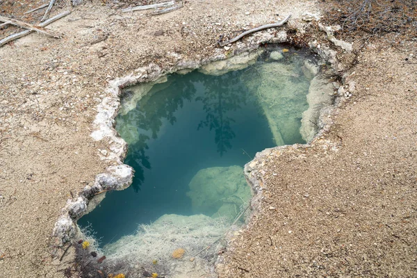 Pequeñas Piscinas Géiseres Aguas Termales Norris Geyser Basin Parque Nacional —  Fotos de Stock