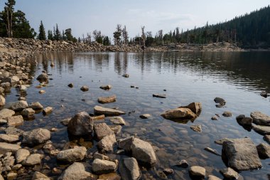 Colorado 'daki St. Marys Buzul Yolu' ndaki kayalık göl kıyısının geniş açılı görüntüsü.