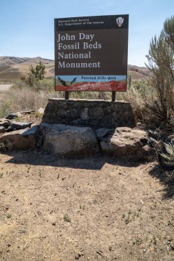 Mitchell, Oregon - 2 Ağustos 2020: John Day Fosil Yatakları Ulusal Anıt Tabelasını Boyadı