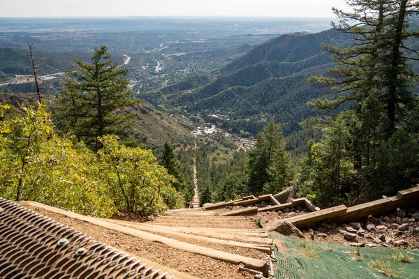 Manitou Springs, Colorado - 15 Eylül 2020: Colorado 'daki Manitou Incline yürüyüşünü oluşturan eski demiryolu bağlantıları. Yukarıdan aşağıya bakınca ne kadar dik olduğunu görüyoruz.