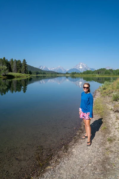 Mujer Posa Largo Del Río Snake Oxbow Bend Parque Nacional — Foto de Stock