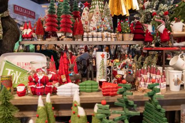 Estes Park, Colorado - 19 Eylül 2020: Bir perakende mağazasında satılık ev dekorasyonu ürünlerinin bayramlık Noel gösterisi