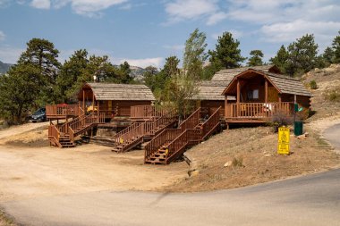 Estes Park, Colorado - 19 Eylül 2020: Estes Park KOA (Amerika Kampüsleri) kamp kulübeleri