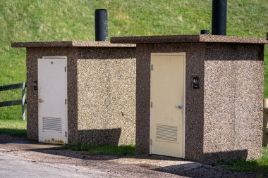 Parkta akan su olmayan iki çukur toleti.