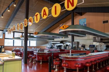 Wyoming, ABD - 25 Eylül 2020: Yellowstone Ulusal Parkı 'ndaki Canyon General Store' daki Soda Fountain restoranında. Sezon boyunca kapalıyız.