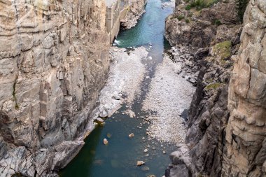 Buffalo Bill barajındaki Shoshone Nehri 'ne ve Cody Wyoming' deki su deposuna bakıyorum.