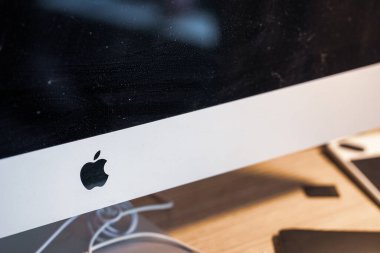 Minnesota, ABD - 15 Kasım 2020: iMac masaüstü bilgisayarındaki Apple logosunu kapat