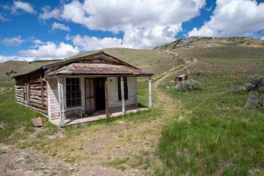 Bannack Hayalet Kasabası Montana 'da bir yaz günü eski bir bina.