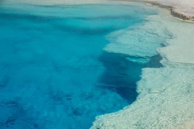 Yellowstone Ulusal Parkı 'ndaki Safir Havuzu' nun güzel soyut manzarası