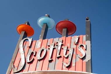 Idaho Falls, Idaho - 21 Eylül 2020: Scottys için Retro neon tabelası, hamburger restuarant sürüşü
