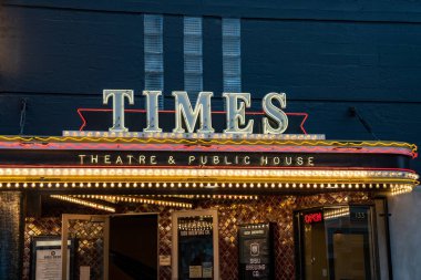 Seaside, Oregon - 31 Temmuz 2020: Times Tiyatrosu ve Halk Evi için imza, gece aydınlandı