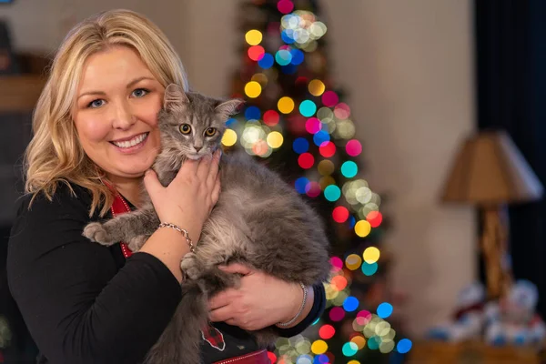 Schattige Blonde Vrouw Houdt Het Een Grijze Kat Met Kerstboom — Stockfoto