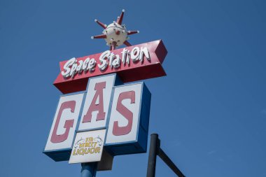 Steamboat Springs, Colorado - 20 Eylül 2020: Uzay İstasyonu Benzin İstasyonu ve mağazası için antika, neon tabela