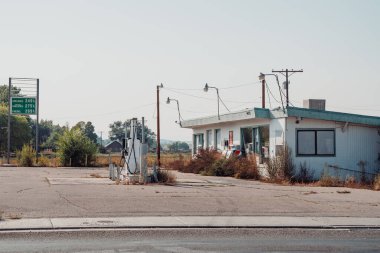 Vernal, Utah - 20 Eylül 2020 Eski terk edilmiş benzin istasyonu, Sinclair, yol kenarında.