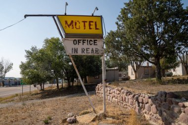 Bir motel için genel tabela - arkada ofis, şimdi terk edilmiş