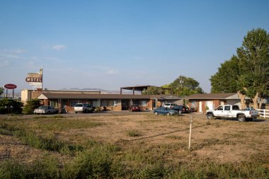 Vernal, Utah - 20 Eylül 2020: Lazy K Ranch Motel için neon tabela