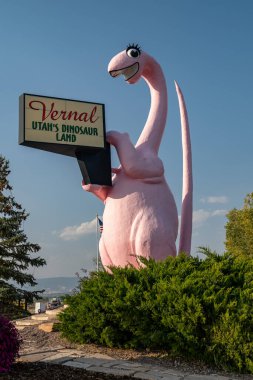 Vernal, Utah - 24 Eylül 2020 Vernal Utah 'ın ünlü pembe dinozor heykeliyle birlikte alacakaranlıkta çekildi.