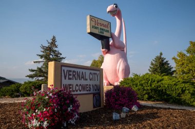 Vernal, Utah - 24 Eylül 2020 Vernal Utah 'ın ünlü pembe dinozor heykeliyle birlikte alacakaranlıkta çekildi.