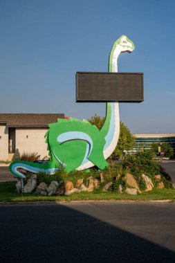 Vernal, Utah - 20 Eylül 2020: Kitschy Green Road Side Dinazoru şehir merkezinde boş bir tabela ile