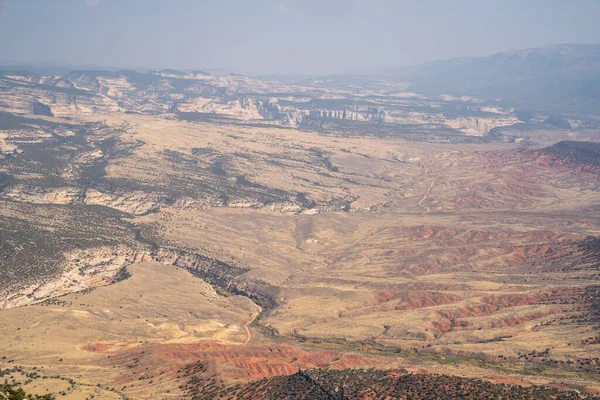 Hazy Zanieczyszczone Niska Jakość Powietrza Niebo Nad Kanionem Dinozaura Pomnik — Zdjęcie stockowe