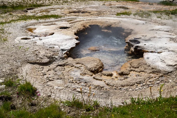 イエローストーン国立公園の黒砂盆地に湧く温泉 — ストック写真