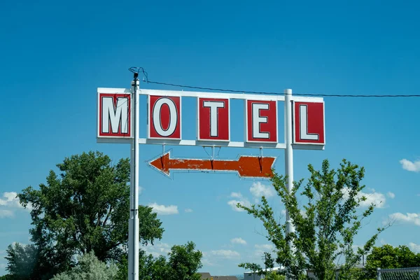 Ogólny Zabytkowy Znak Motelowy Strzałką Tle Błękitnego Nieba Barwniki Czerwone — Zdjęcie stockowe