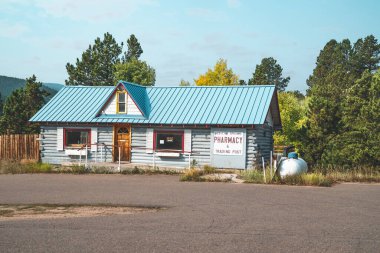 Black Hawk, Colorado - 18 Eylül 2020: Medincine Spings Eczanesinin dış görünümü, şimdi kapatıldı