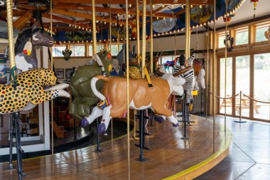 Nederland, Colorado - 18 Eylül 2020: Mutluluk Atlıkarıncası, eski moda bir atlıkarınca