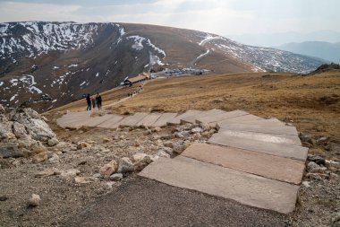 Colorado, ABD - 18 Eylül 2020: Yürüyüşçüler, tundra manzarası için Rocky Mountain Ulusal Parkı 'ndaki ziyaretçi merkezi yakınlarındaki Alpine Ridge Trail' e tırmandılar