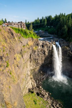 Washington 'daki Snoqualmie Falls, Seattle' ın hemen dışında ünlü bir şelaledir.