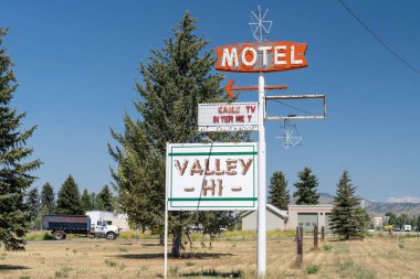Cokeville, Wyoming - 6 Ağustos 2020 Terk edilmiş ve kapanmış Valley Hi Motel tabelası