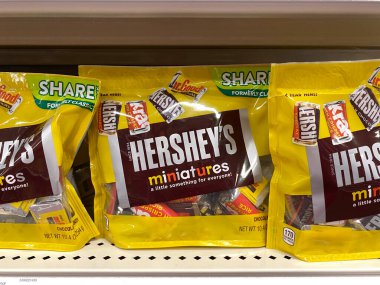 Orman Gölü, Minnesota - 22 Aralık 2020: Hersheys Minyatürleri bir markette satışta.