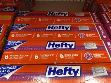 Lino Lakes, Minnesota - 4 Ocak 2021: Markalı plastik poşetler markette satılıyor