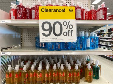 Lino Lakes, Minnesota - 4 Ocak 2021: Target mağazasında arta kalan Noel temalı sabun ve el dezenfektanı% 90 indirimli