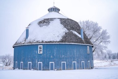 Chisago City, Minnesota - 9 Ocak 2021: Moody Gölü 'ndeki CA Moody mavi yuvarlak ahırı, MN. Rime kışın buz ve buz