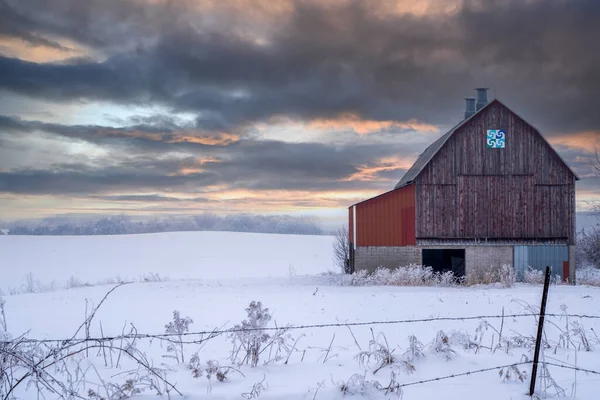 明尼苏达州的乡村谷仓在冬日落日 霜冻熊熊熊燃烧 — 图库照片