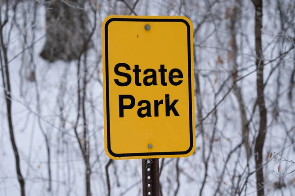 Hinweisschild Für Einen Nationalpark Gelb Winter Aufgenommen — Stockfoto