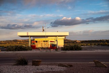 Gallup, New Mexico - 17 Mayıs 2021 Terk edilmiş benzin istasyonu gün batımı ve altın saat boyunca 66.