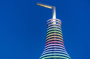 Arcadia, Oklahoma - 5 Mayıs 2021: Pops Route 66, dünyanın en büyük heykeltraş şişesinin evi. Geceleri neon ışıklarıyla parlıyor.