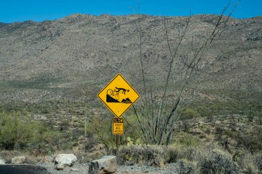 Dağ bisikletçisinin kayalara düştüğünü gösteren ilginç bir işaret. Yavaş dik bir tepe. Saguaro Milli Parkı 'nda çekildi