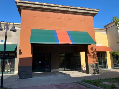 Albertville, Minnesota - 22 Mayıs 2021 Albertville Premium AVM 'deki terk edilmiş mağazaların görüntüsü. Bölge çoğunlukla terk edilmiş ve ölü bir alışveriş merkezi olarak kabul ediliyor.