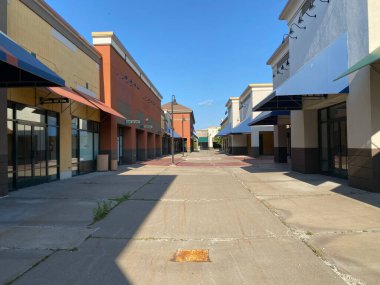 Albertville, Minnesota - 22 Mayıs 2021 Albertville Premium AVM 'deki terk edilmiş mağazaların görüntüsü. Bölge çoğunlukla terk edilmiş ve ölü bir alışveriş merkezi olarak kabul ediliyor.