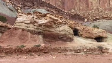 Capitol Resif Ulusal Parkı Utah 'taki Grand Wash Kanyon Yolu' ndaki kapalı Oyler Uranyum Madeni 'nin görüntüsü.