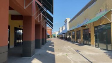 Albertville, Minnesota - 22 Mayıs 2021 Albertville Premium AVM 'deki terk edilmiş mağazaların görüntüsü. Bölge çoğunlukla terk edilmiş ve ölü bir alışveriş merkezi olarak kabul ediliyor.